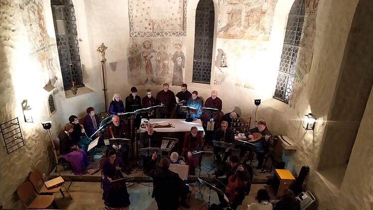 Stimmungsvolle Klänge zur Advents- und Weihnachtszeit: Der Melchior-Franck-Kreis Coburg unter seinem Leiter Knut Gramß gestaltete eine Abendmusik in der St.-Nikolaus-Kapelle am Rosengarten.Foto: Jochen Berger
