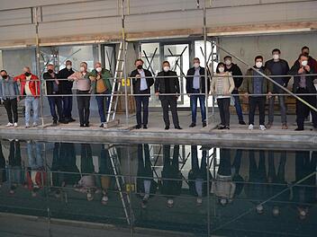 Die Gemeinderäte informieren sich über den Fortgang der Arbeiten rund um das Lehrschwimmbecken.  Foto: Gabi Bertram