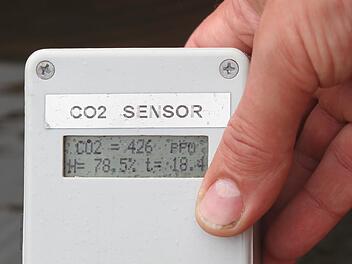 Professor Martin Obst von der Uni Bayreuth misst den Gehalt an Kohlendioxid direkt an der Wasseroberfläche des Badesees. Das Gerät zeigt eine unbedenkliche Konzentration von 426 ppm an.