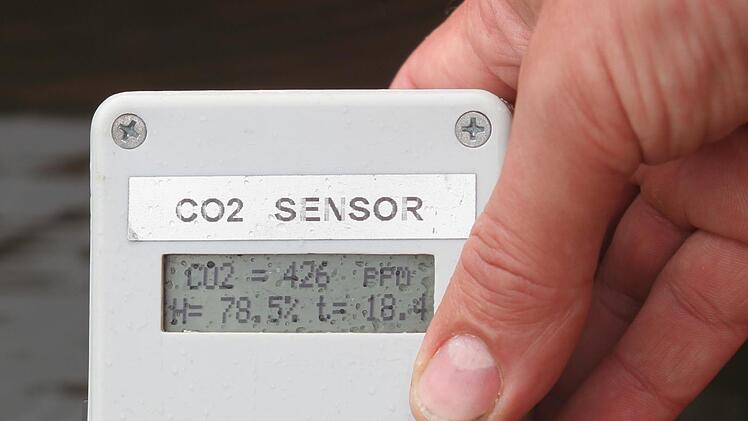 Professor Martin Obst von der Uni Bayreuth misst den Gehalt an Kohlendioxid direkt an der Wasseroberfläche des Badesees. Das Gerät zeigt eine unbedenkliche Konzentration von 426 ppm an.