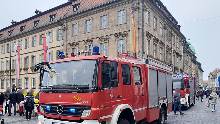 Feuerwehreinsatz in Bamberger Innenstadt: Mitarbeiterin muss aus Kaufhaus-Aufzug gerettet werden