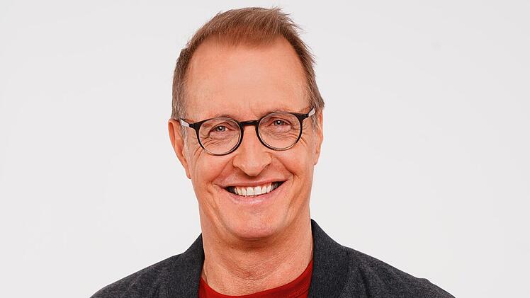 Darf neben der Formel 1 auch weiterhin Fußball moderieren: Florian König berichtet in der Saison 2025/26 für RTL von der 2. Bundesliga.