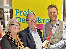 Gl&uuml;ckw&uuml;nsche f&uuml;r den B&uuml;rgermeisterkandidaten Michael Dassler (Mitte).