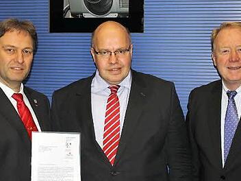 Der Steinbacher Bürgermeister Klaus Löffler (links) und MdB Hans Michelbach (rechts) trugen Bundesumweltminister Peter Altmaier die Sorgen der Glasindustrie am Rennsteig vor.  Foto: privat