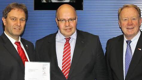 Der Steinbacher Bürgermeister Klaus Löffler (links) und MdB Hans Michelbach (rechts) trugen Bundesumweltminister Peter Altmaier die Sorgen der Glasindustrie am Rennsteig vor.  Foto: privat