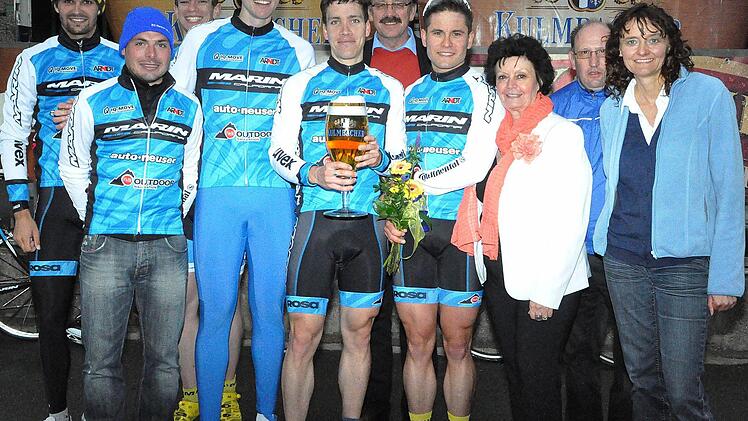 Der RC Herpersdorf gewann die Mannschaftswertung; mit im Bild - von rechts - Birgit Reichardt von der Kulmbacher Brauerei, Organisator Matthias Kraft von der Radrennsprotabteilung des ATS Kulmbach, ATS-Vorstandvorsitzende Heidesuse Wagner, Lokalmatador Benjamin Korndörfer und Bürgermeister Stefan Schaffranek.
