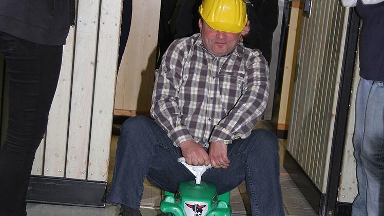 Wolfgang Heiß aus dem Stadtteam fuhr beim Bobbycar-Rennen auch durch die Küche.