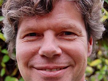 Bekennender Stahlwasser-Trinker: Peter Holzheimer will Bürgermeister von Bad Bocklet werden. Foto: Sigismund von Dobschütz