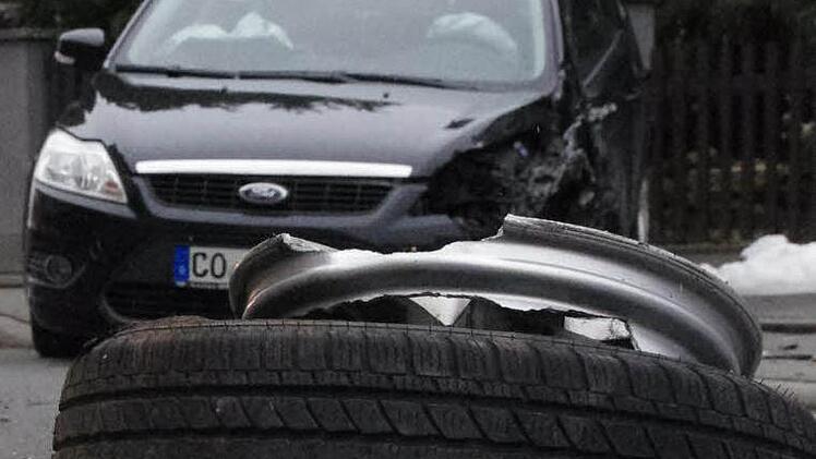 Mehrere Meter vom Kombi entfernt lag dessen linkes Vorderrad.