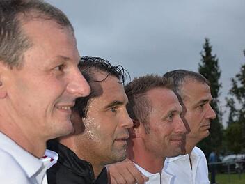 Superstar mit Groupies: Die für die Regionalauswahl Bad Kissingen spielenden Hassenbacher (von links) Wolfgang Schmitt, Volker Bieberich und Michael Schmitt beim Fototermin mit einem schwitzenden Ulf Kirsten. Fotos: Jürgen Schmitt