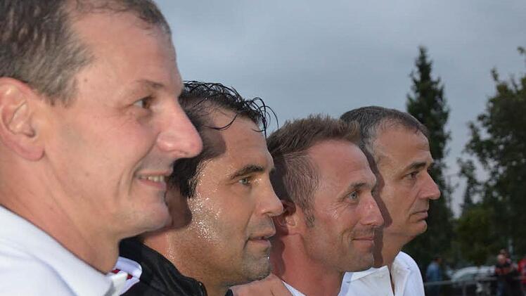 Superstar mit Groupies: Die für die Regionalauswahl Bad Kissingen spielenden Hassenbacher (von links) Wolfgang Schmitt, Volker Bieberich und Michael Schmitt beim Fototermin mit einem schwitzenden Ulf Kirsten. Fotos: Jürgen Schmitt