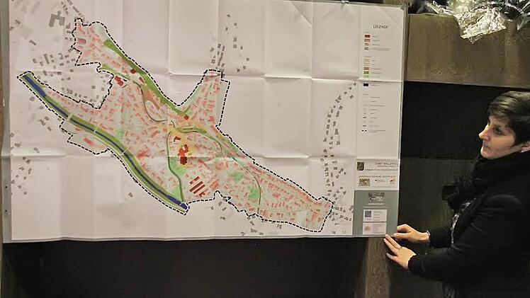 Nadja Christmann vom Büro für Städtebau Bamberg mit dem Plan, auf dem das Sanierungsgebiet markiert ist.  Foto: Friedwald Schedel