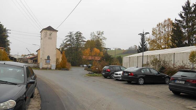 Die Zufahrt von der Kreisstraße/Ortsstraße rechts an der Trafostation vorbeiFoto: Konrad Götz
