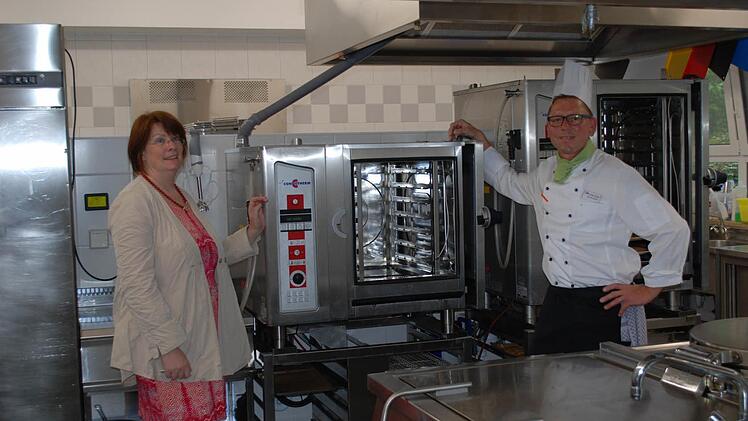 Einrichtungsleiterin Margit Welscher und Küchenchef Thomas Kaiser präsentieren die neuen Geräte der Küche.  Foto: Tina Opl