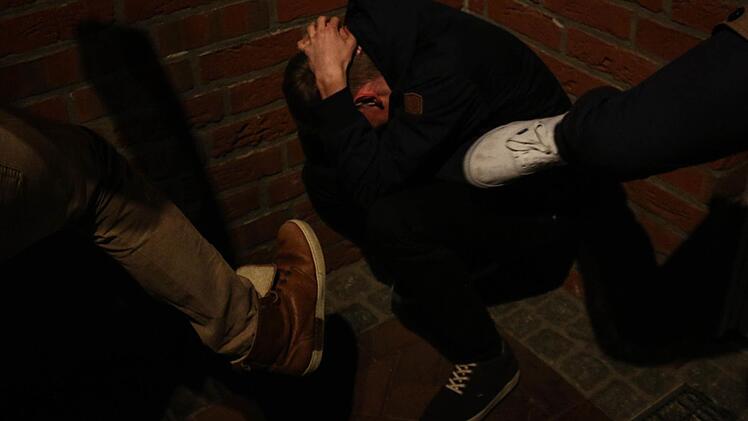 Erhebliche Gesichtsverletzungen erlitt am fr&uuml;hen Sonntagmorgen ein junger Mann bei einer t&auml;tlichen Auseinandersetzung vor einem Imbiss in Hof. Symbolbild: Christopher Schulz