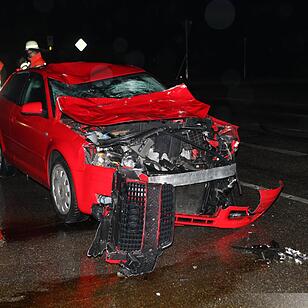 Auto erfasst Pferd und Reiterin