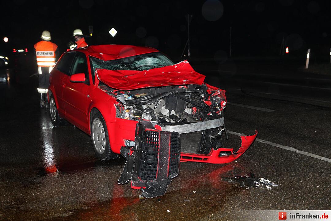 Auto erfasst Pferd und Reiterin