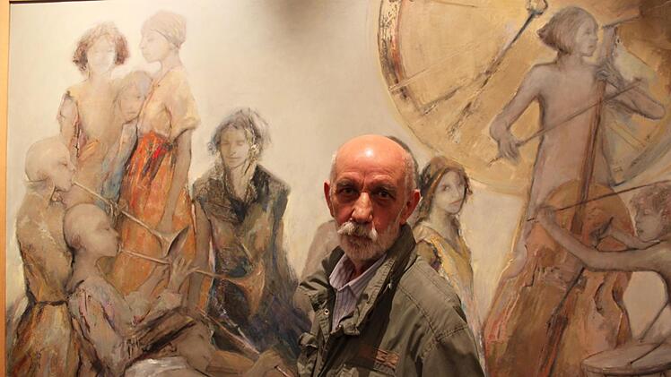 Ryszard Opalinksi vor einem seiner Werke im Kunsthandwerkerhof in Königsberg.