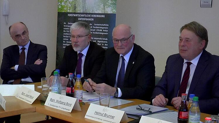 Staatsminister Helmut Brunner (rechts) traf sich in Hofheim  mit (weiter von rechts) Bürgermeister Wolfgang Borst, der auch Vorsitzender der FVU ist, dessen Stellvertreter bei der FVU, Josef Mend, und Landrat Wilhelm Schneider.