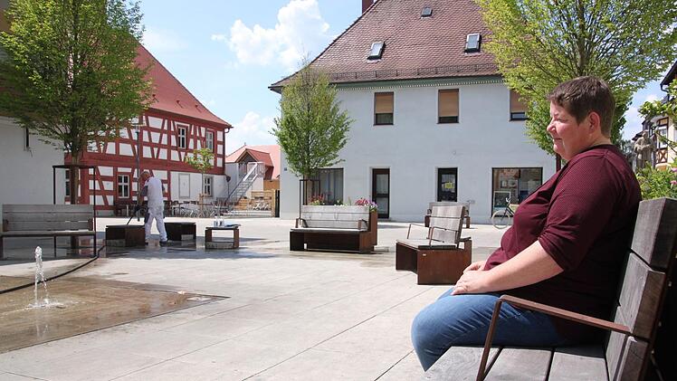 Hier sitzt Töpfla-Wirtin Mirjam Wellein am liebsten und genießt ihre Heimat: An dem Springbrunnen am Graben. Foto: Franziska Rieger