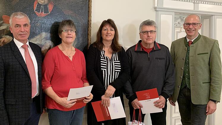 Die bei der Jahresschlusssitzung in Marktzeuln geehrten Blutspender Swea Dauer, Anja Walter und Walter Kiessling (von links) mit B&uuml;rgermeister Gregor Friedlein-Zech (links) und Landrat Christian Mei&szlig;ner (rechts) Fotos: Karin Str&auml;&szlig;ner