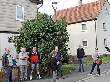 Bürgermeister Rainer Detsch (rechts) zeigt auf die LED-Straßenleuchte, für die sich die Mitglieder der Projektgruppe "Einfache Dorferneuerung" in Reitsch entschieden haben.  Foto: Karl-Heinz Hofmann