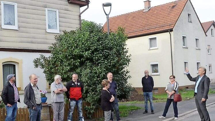 Bürgermeister Rainer Detsch (rechts) zeigt auf die LED-Straßenleuchte, für die sich die Mitglieder der Projektgruppe "Einfache Dorferneuerung" in Reitsch entschieden haben.  Foto: Karl-Heinz Hofmann