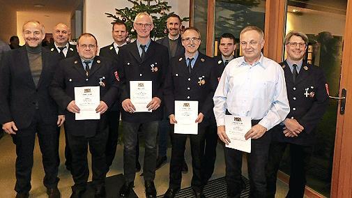 Als langj&auml;hrige Aktive wurden ausgezeichnet (von links mit Urkunden) Frank Teller, Winfried Hofmann, Dietmar M&uuml;nch und Horst M&uuml;ller. Dazu gratulierten (von links) stv. Landrat J&ouml;rg Kunstmann, KBM Udo Herrmannsd&ouml;rfer, KBR Thomas Hoffmann, B&uuml;rgermei...
