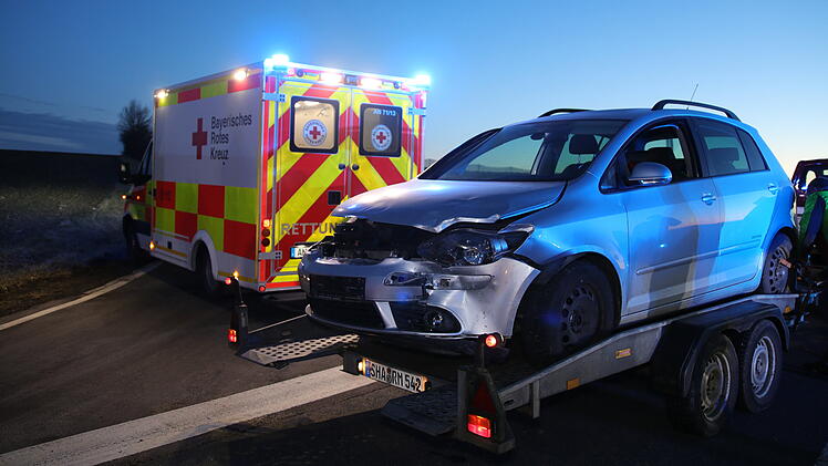 Auto landet bei Unfall im Kreis Ansbach im Straßengraben