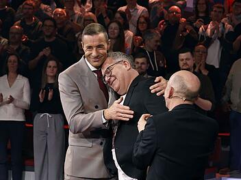 Der Moment des Abschieds: Elton (Mitte) verlässt nach zehn Jahren "Wer weiß denn sowas". Links Moderator Kai Pflaume, rechts Bernhard Hoëcker.