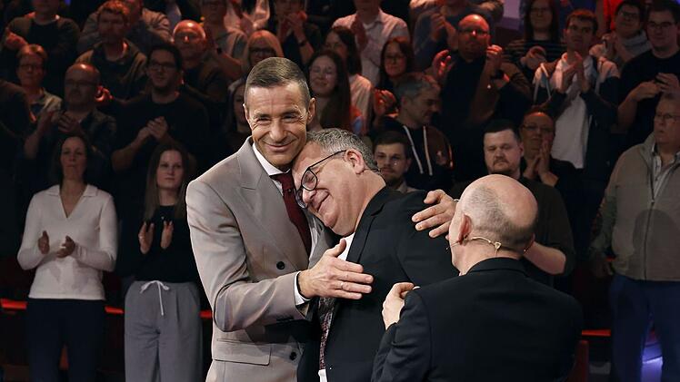 Der Moment des Abschieds: Elton (Mitte) verlässt nach zehn Jahren "Wer weiß denn sowas". Links Moderator Kai Pflaume, rechts Bernhard Hoëcker.