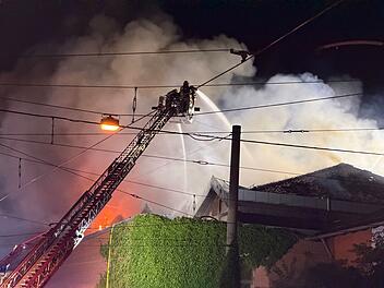Brand-Gro&szlig;einsatz in N&uuml;rnberg: Mega-Rauchwolke zieht durch ganzes Stadtviertel