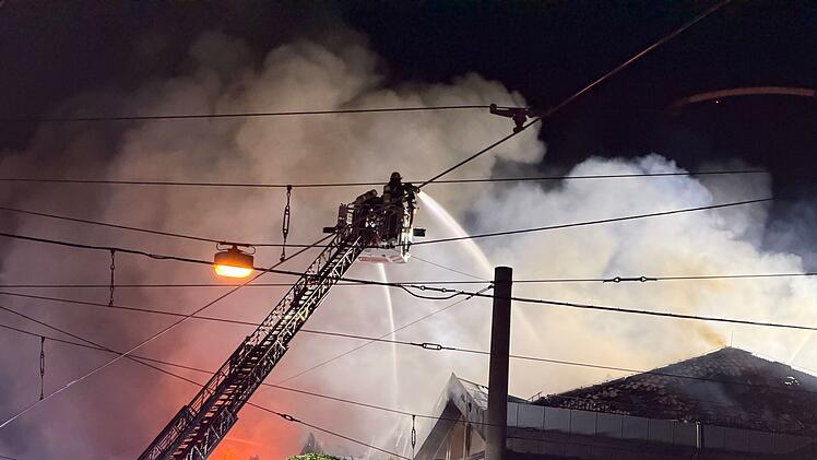 Brand-Gro&szlig;einsatz in N&uuml;rnberg: Mega-Rauchwolke zieht durch ganzes Stadtviertel