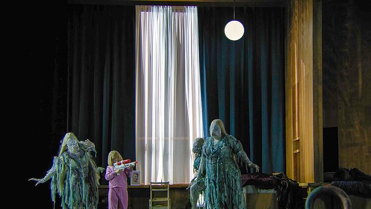 "Die G&ouml;tterd&auml;mmerung" ist der vierte und letzte Teil von Richard Wagners "Ring" und erz&auml;hlt vom Untergang einer ganzen Weltordnung.