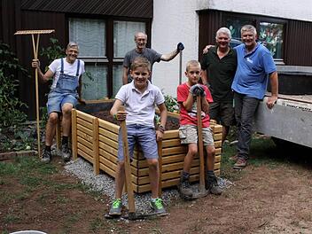 Die fleißigen Handwerker (von links) Joachim Metz, Benedikt Fischer, Burkard Bayer, Linus Bayer, Harald Wedler und Klaus Langen.  Foto: Gartenbauverein