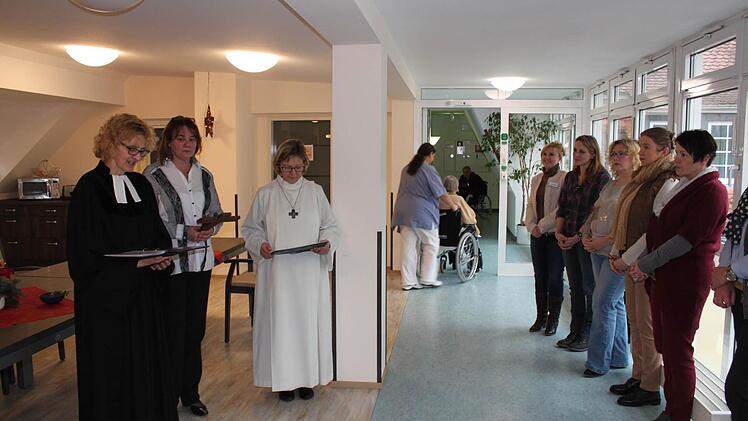 Die Kurseelsorgerinnen Claudia Weingärtler (links) und Ursula Summa (3. von links) erbaten Gottes Segen. Foto: Mäuser
