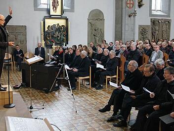 Regionalkantor Rainer Aberle (links) dirigierte beim Regionalkirchenmusiktag in der Ritterkapelle Haßfurt nicht nur den Gemeinschaftschor aus rund 350 Sängern beim festlichen Gottesdienst am Vormittag. Er leitete auch das offene Singen am Nachmittag. Foto: Ulrike Langer