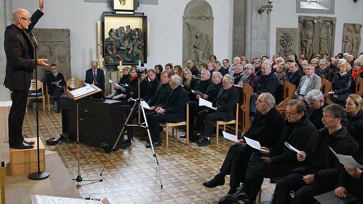 Regionalkantor Rainer Aberle (links) dirigierte beim Regionalkirchenmusiktag in der Ritterkapelle Haßfurt nicht nur den Gemeinschaftschor aus rund 350 Sängern beim festlichen Gottesdienst am Vormittag. Er leitete auch das offene Singen am Nachmittag. Foto: Ulrike Langer