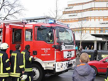 Am Gymnasium Höchstadt hat am Dienstagmittag ein Vorfall im Vorbereitungsraum des Chemiesaals zu einem Feueralarm geführt. Es handelte sich aber nicht um einen größeren Brand sondern nur um eine kleine Stichflamme. Foto: Christian Bauriedel