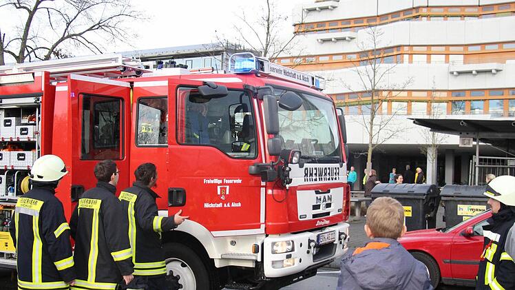Am Gymnasium Höchstadt hat am Dienstagmittag ein Vorfall im Vorbereitungsraum des Chemiesaals zu einem Feueralarm geführt. Es handelte sich aber nicht um einen größeren Brand sondern nur um eine kleine Stichflamme. Foto: Christian Bauriedel