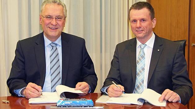 Joachim Herrmann (l.) und Klaus-Dieter Josel bei der Unterzeichnung  Foto: STMI