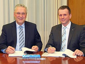 Joachim Herrmann (l.) und Klaus-Dieter Josel bei der Unterzeichnung  Foto: STMI