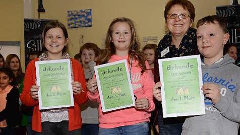 Rektorin Monika Hild überreichte die Urkunden an die drei Besten. Unser rechtes Bild zeigt sie mit (von links) Luise Winkelhaus, Ann-Sophie Wolf und Luis Aenderl. Foto: Dagmar Besand