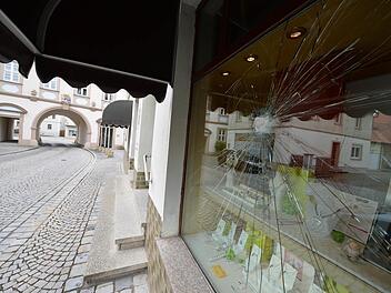 Einbruch in Juweliergeschäft in Burgebrach: An dieser Scheibe scheiterte der Täter, bevor er durch das Rathaustor (links im Hintergrund) flüchtete. Foto: Ronald Rinklef