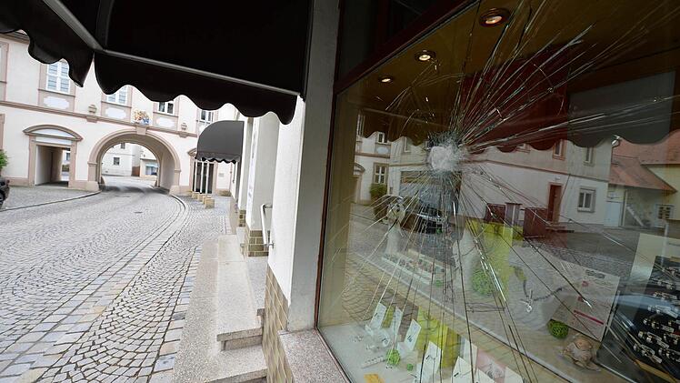 Einbruch in Juweliergeschäft in Burgebrach: An dieser Scheibe scheiterte der Täter, bevor er durch das Rathaustor (links im Hintergrund) flüchtete. Foto: Ronald Rinklef