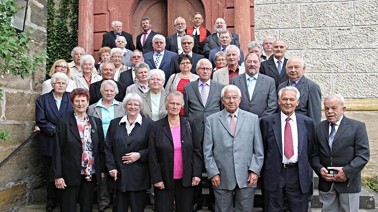 Diese Frauen und Männer feierten am Sonntag in der Schlosskirche in Fischbach mit Pfarrer Manfred Greinke (hinten Zweiter von rechts) Jubelkonfirmation. Ältester Konfirmand war Johann Höhn (hinten links), der vor 80 Jahren im Jahr 1936 konfirmiert wurde und seine Eichenkonfirmation feiern konnte. Foto: Helmut Will
