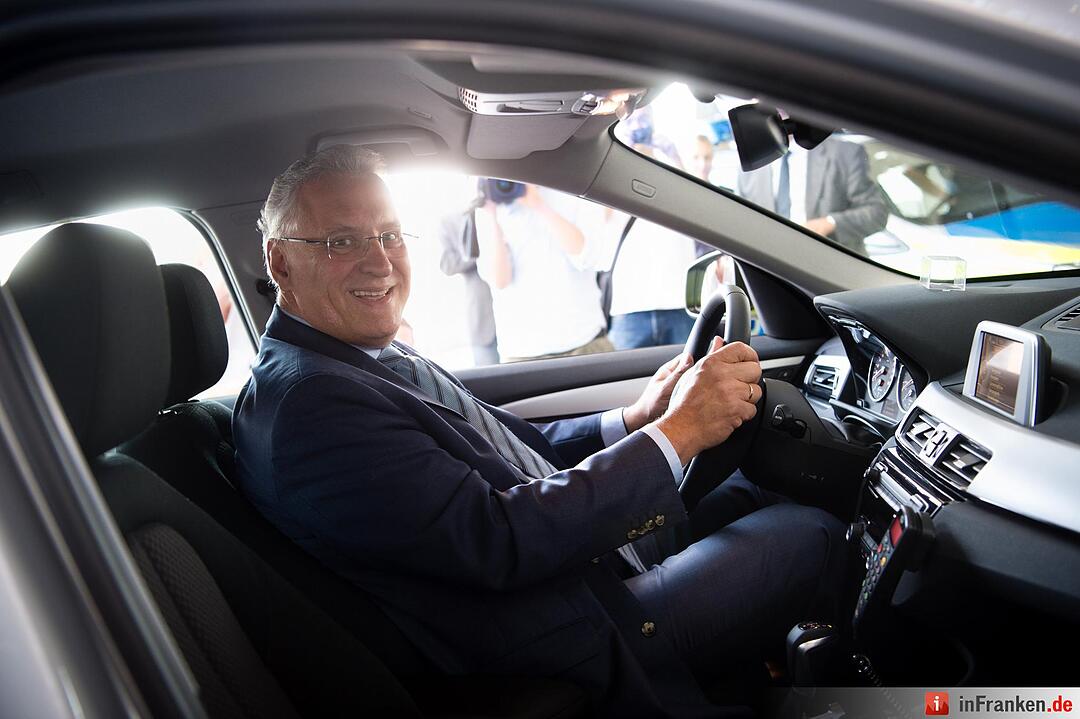 Blaue Dienstautos für die bayerische Polizei