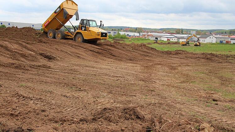 Am Kieferndorfer Weg in Höchstadt wird der Baugrund für das geplante Fachmarktzentrum vorbereitet und große Mengen Erde bewegt. Foto: Andreas Dorsch