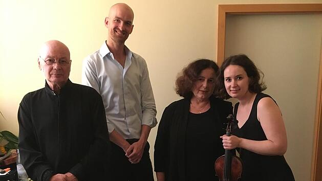 Patricia Kopatchinskaja (rechts) mit ihren Eltern Emilia und Viktor (links) Kopa-tchinsky und Anthony Romaniuk. Foto: Thomas Ahnert