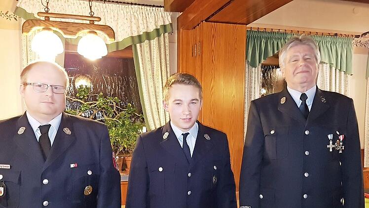 Die Feuerwehr Nurn hat mit Lukas Deuerling (M.) einen neuen Vorsitzenden. Mit im Bild sein Vorgänger Reinhard Förtsch (r.) und Kommandant Jörg Greser. Deuerling ist mit 20 Jahren der Jüngste, der an der Spitze der zwölf Nurner Vereine steht. Foto: Hans Franz
